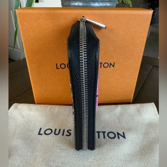 LV Black Heart Embroidered Compact Zippy Wallet - Picture 4 of 8